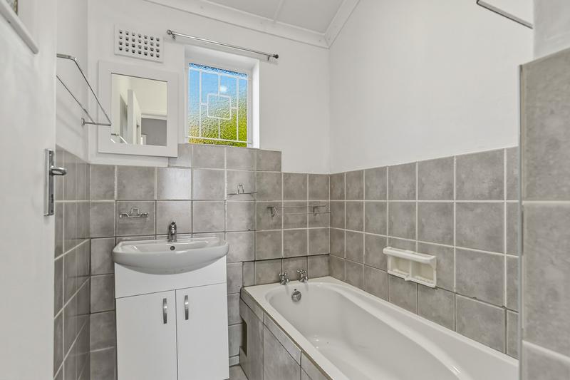 To Let 4 Bedroom Property for Rent in Lakeside Western Cape